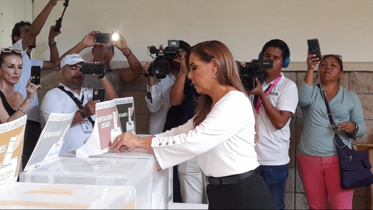 La Gobernadora llegó desde temprano a votar La Gobernadora llegó desde temprano a votar