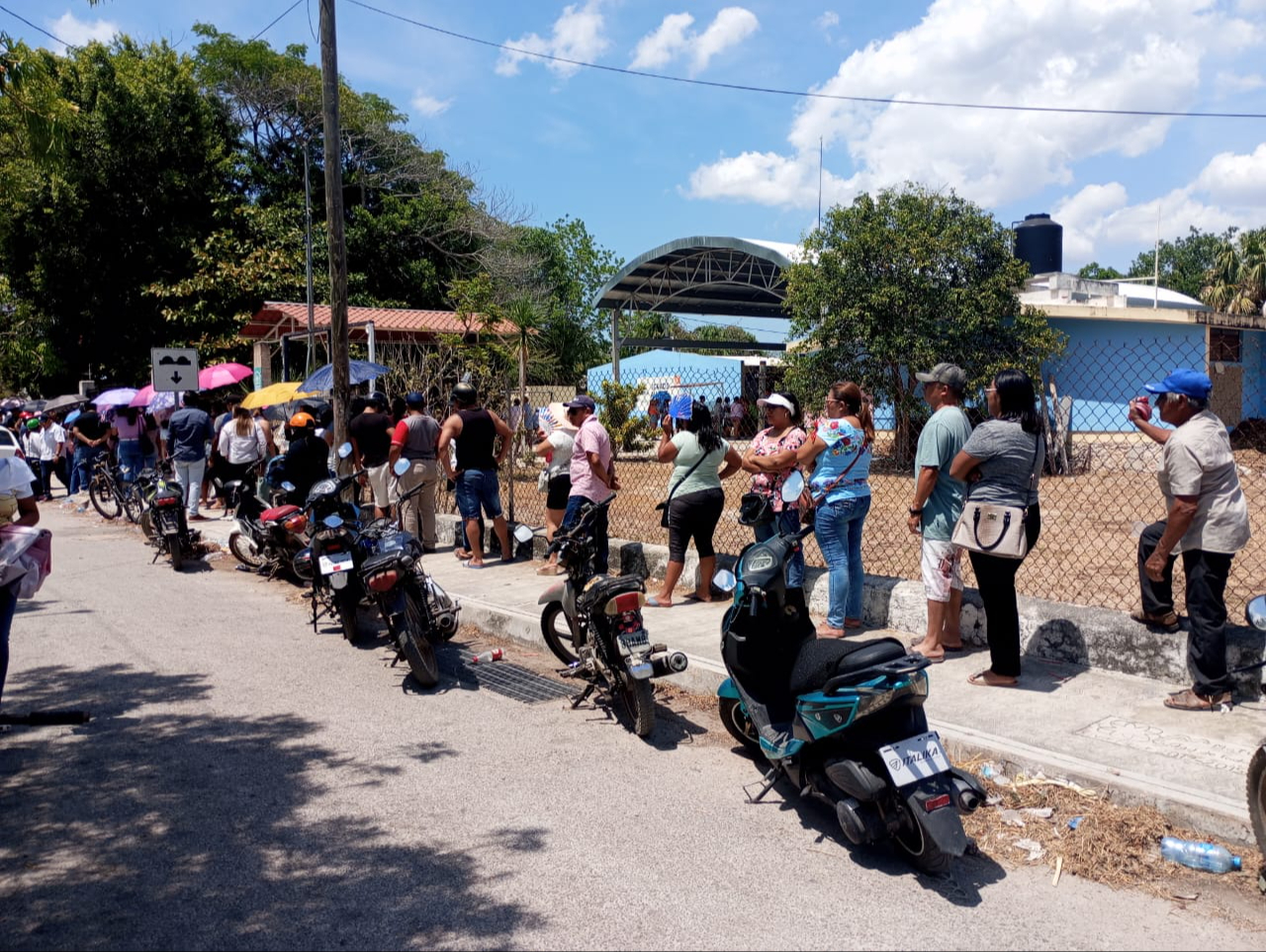 Candidatos a alcaldías de Yucatán llegan a emitir su voto