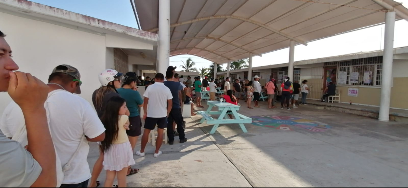 Las filas se mantienen en casillas de Quintana Roo Las filas se mantienen en casillas de Quintana Roo