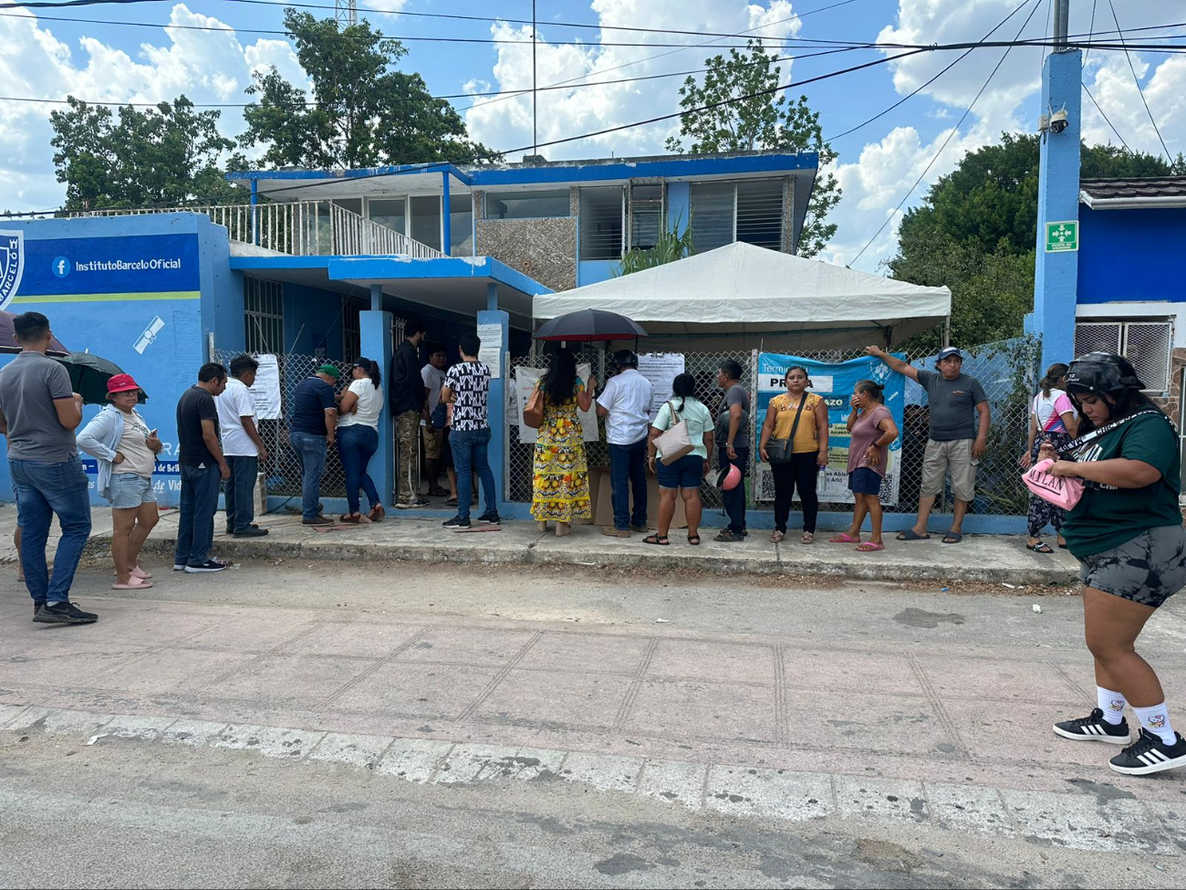 Los pobladores han permanecido con varias horas de espera Los pobladores han permanecido con varias horas de espera
