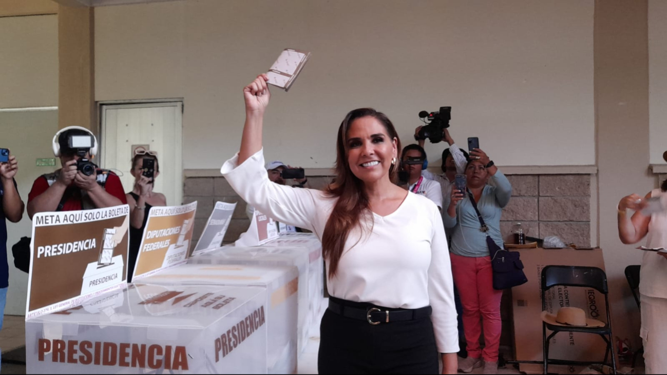 Mara Lezama llegó a depositar su voto en Cancún