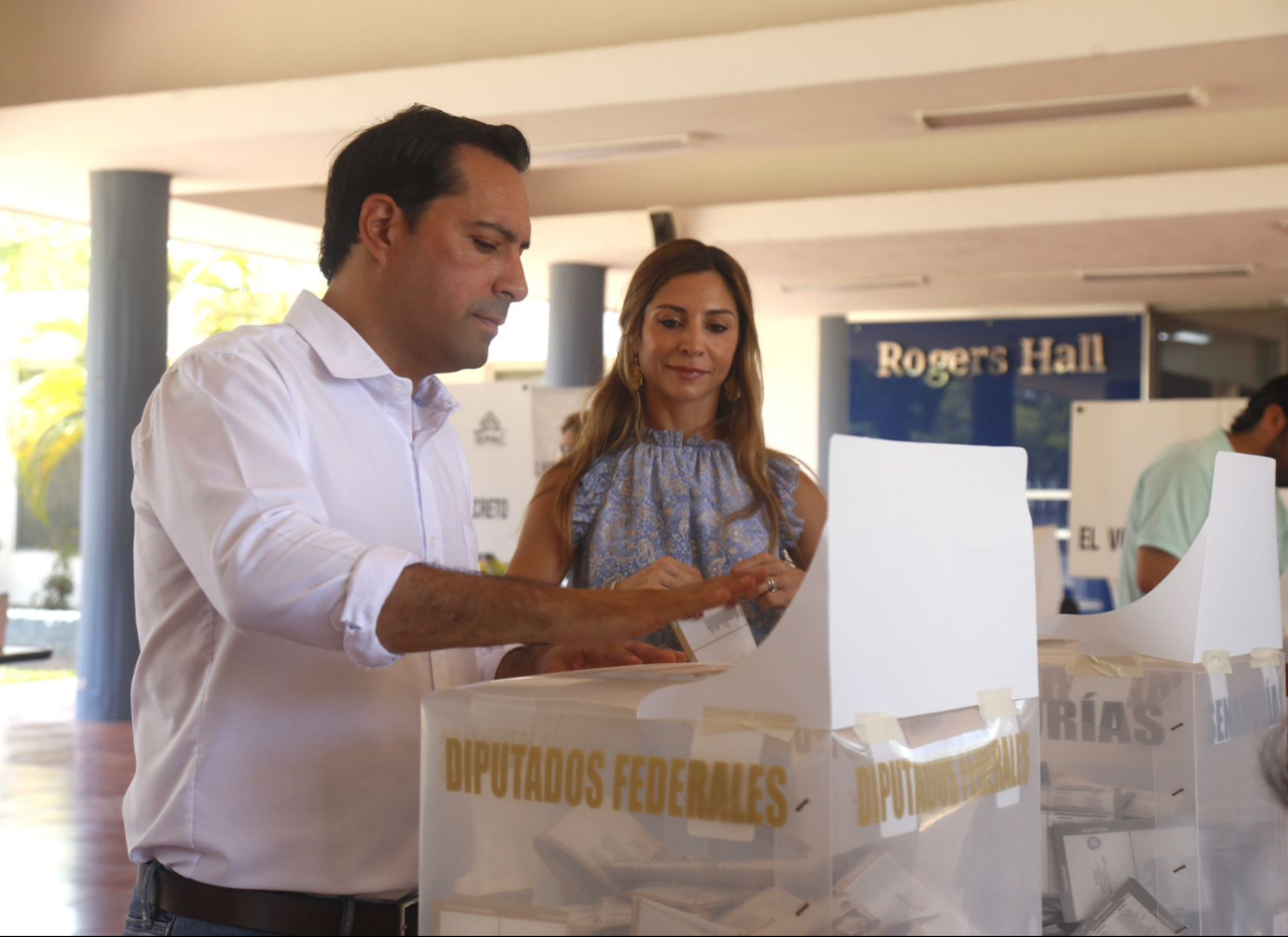 Mauricio Vila llegó acompañado de su esposa Mauricio Vila llegó acompañado de su esposa
