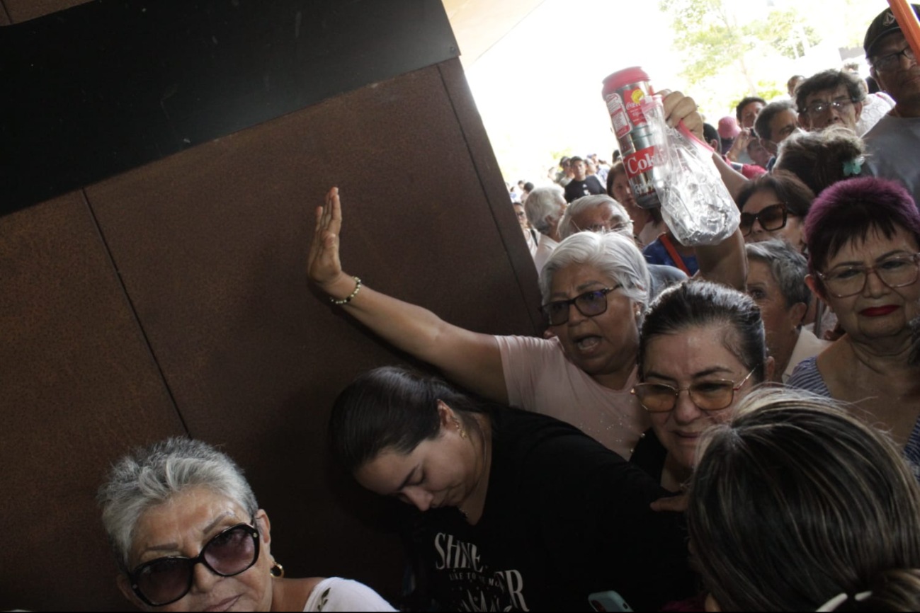 Entre gritos y empujones, personas piden votar en la casilla especial de Siglo XXI en Mérida