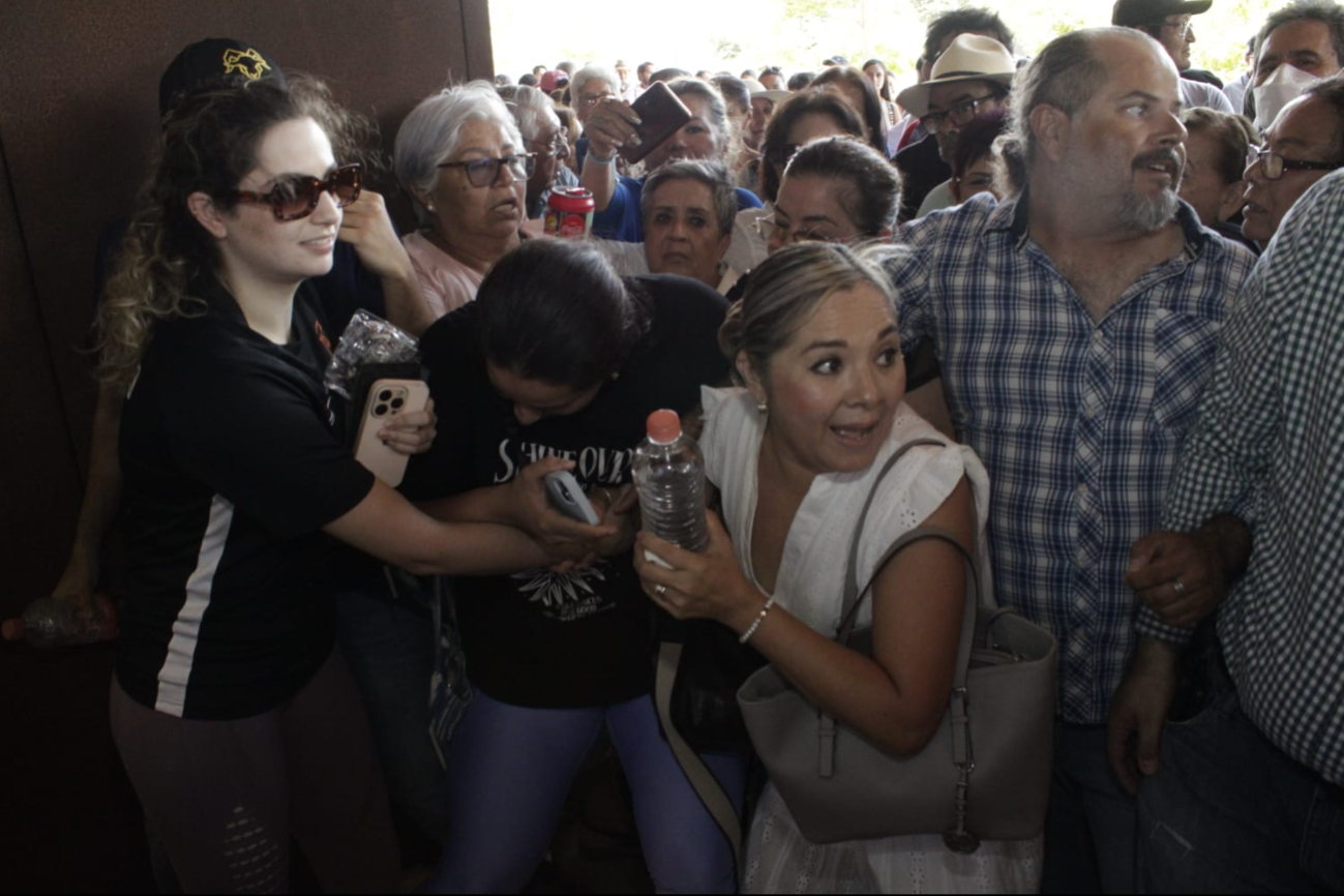 Personas han comenzado con los disturbios en la casilla especial Personas han comenzado con los disturbios en la casilla especial