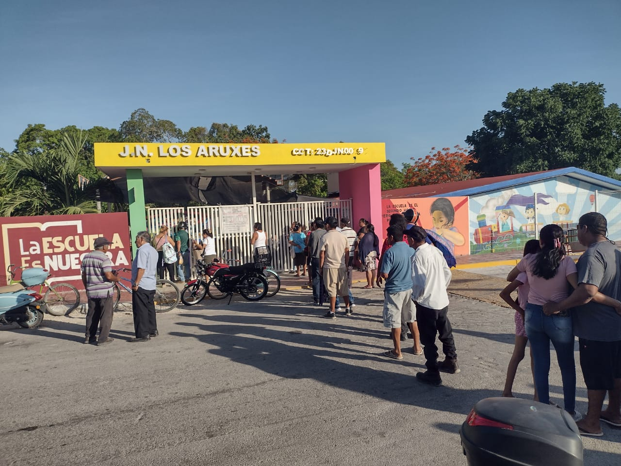 Pobladores de la zona maya se mantienen en espera de depositar su voto Pobladores de la zona maya se mantienen en espera de depositar su voto