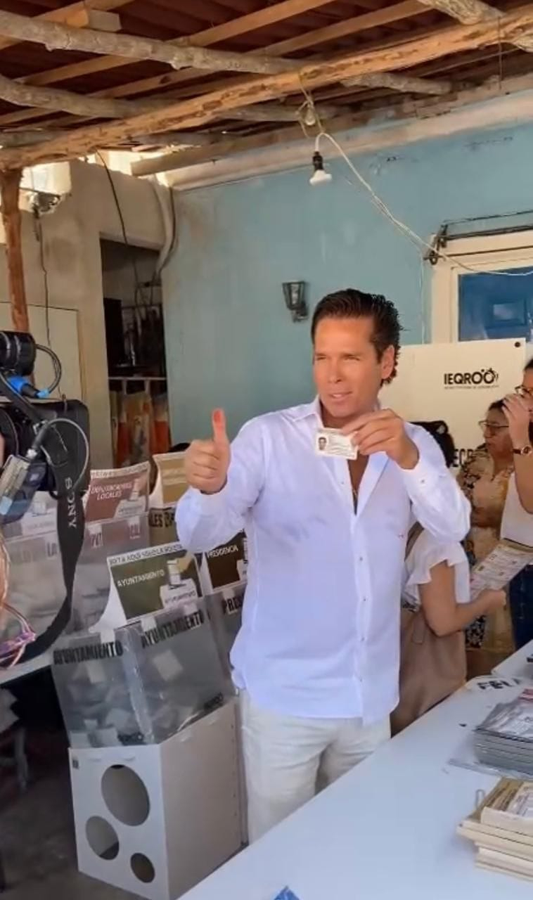 Roberto Palazuelos votó en el Oriente de Tulum Roberto Palazuelos votó en el Oriente de Tulum