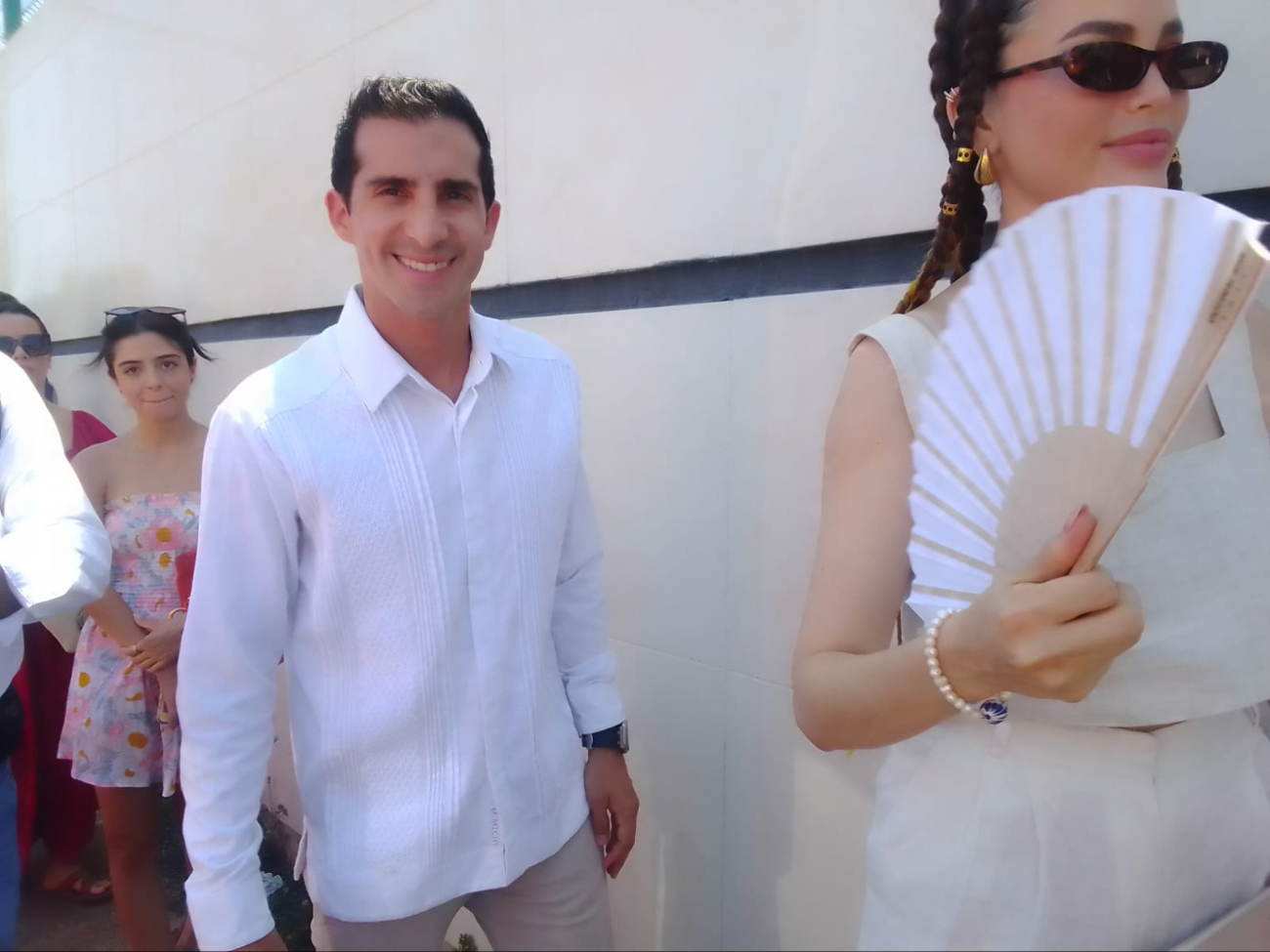 Entre gritos de ¡fuera!, reciben a Rommel Pacheco en la casilla donde acudió a votar: VIDEO 