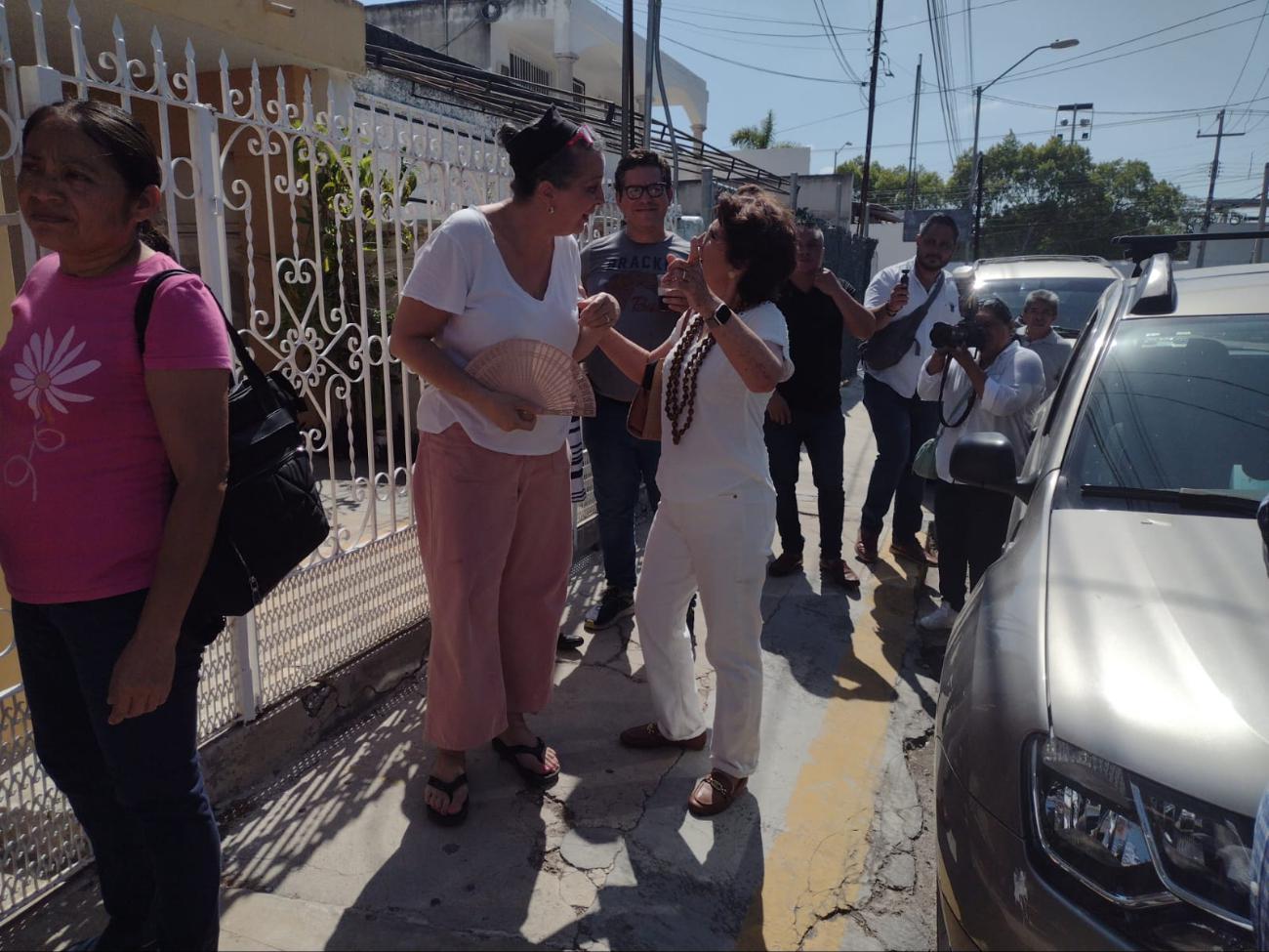Marí Fritz acudió a votar al Instituto Universitario Eloísa Patrón de Rosado, de la colonia Itzimná de esta capital. Marí Fritz acudió a votar al Instituto Universitario Eloísa Patrón de Rosado, de la colonia Itzimná de esta capital.