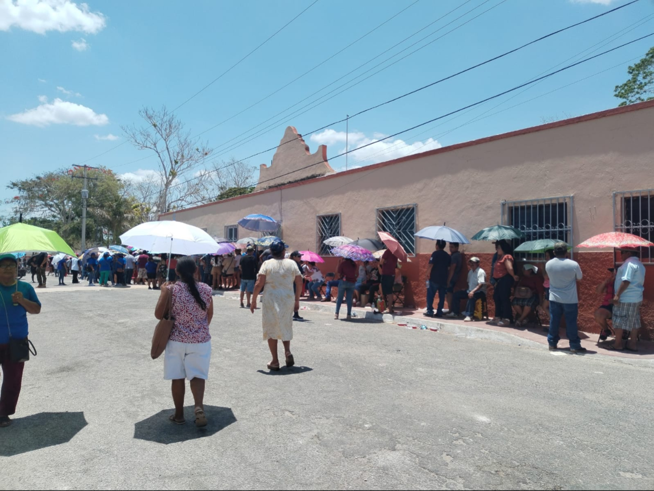 Yucatecos se mantienen bajo el Sol esperando a votar