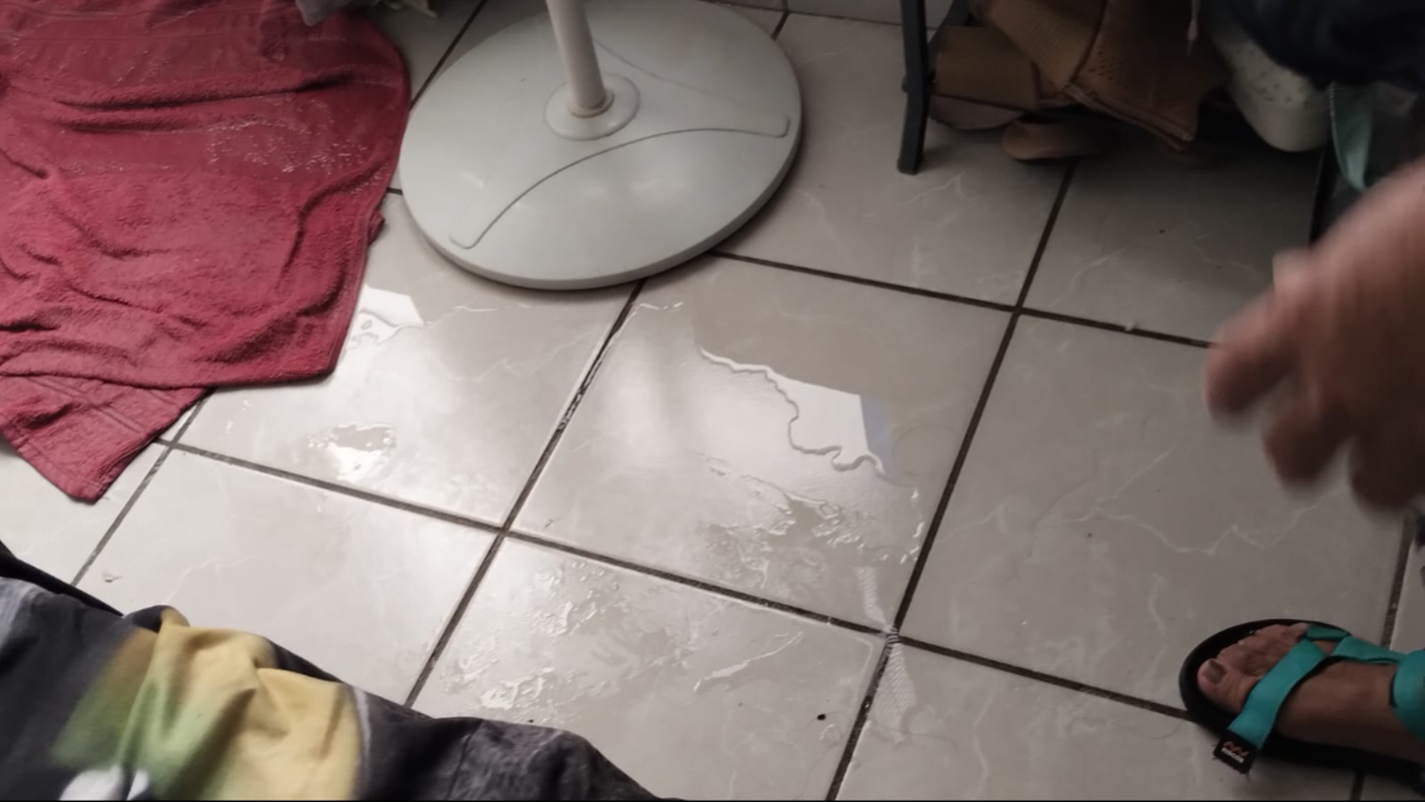 El agua ha filtrado a las casas, dañando ropa y camas El agua ha filtrado a las casas, dañando ropa y camas
