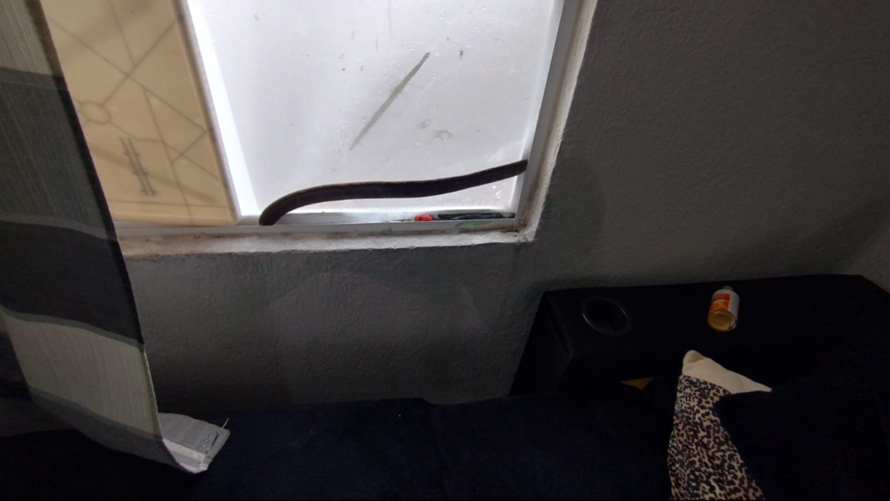El agua ingresa por todas las ventanas y los muros El agua ingresa por todas las ventanas y los muros
