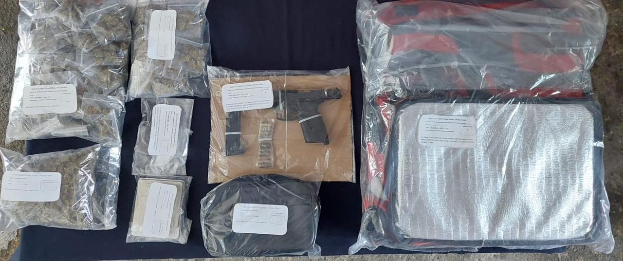 Las drogas y el arma de fuego quedaron aseguradas Las drogas y el arma de fuego quedaron aseguradas