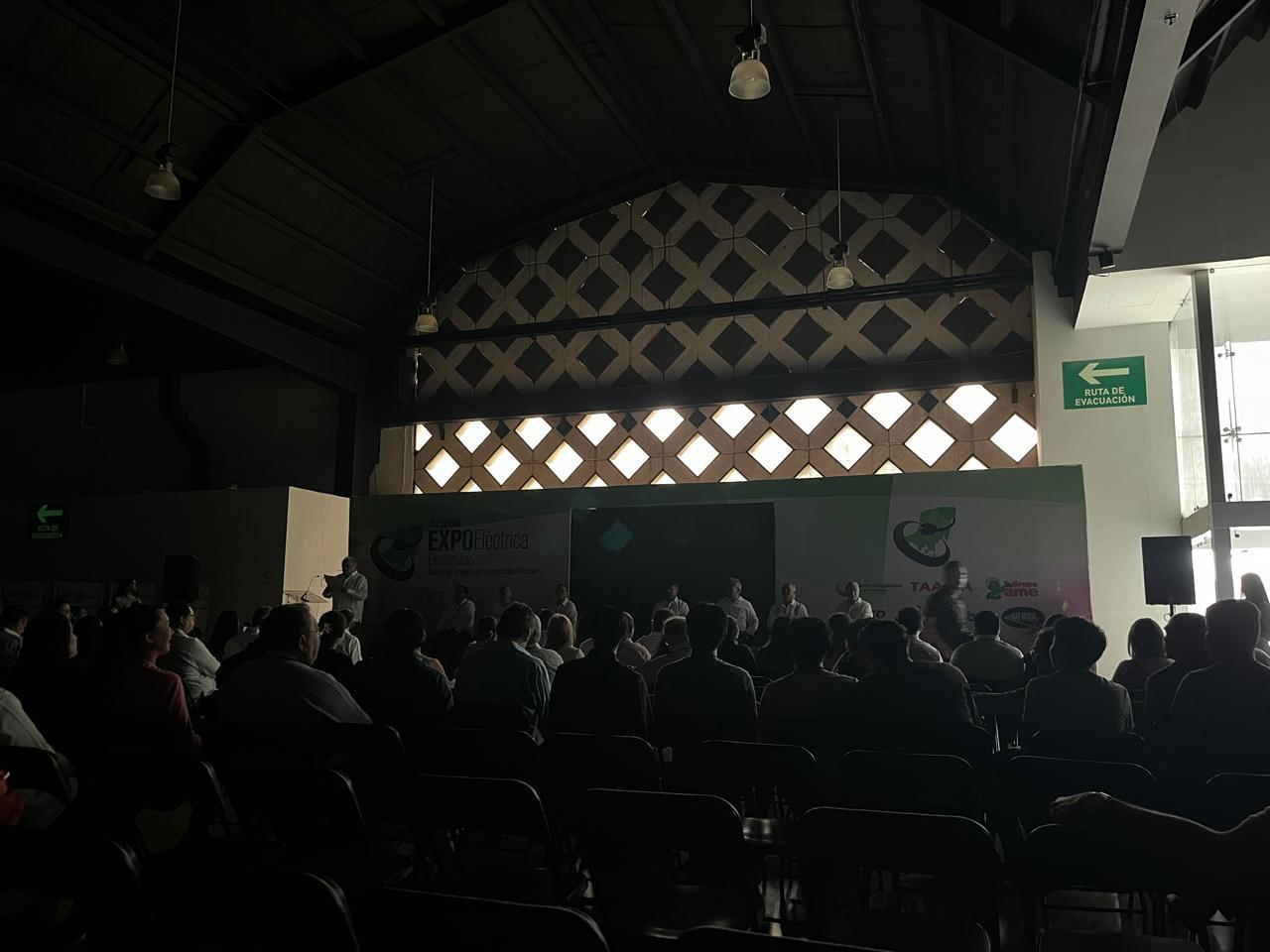 Sin luz, inauguran la Expo Eléctrica Peninsular 2024 en Mérida 