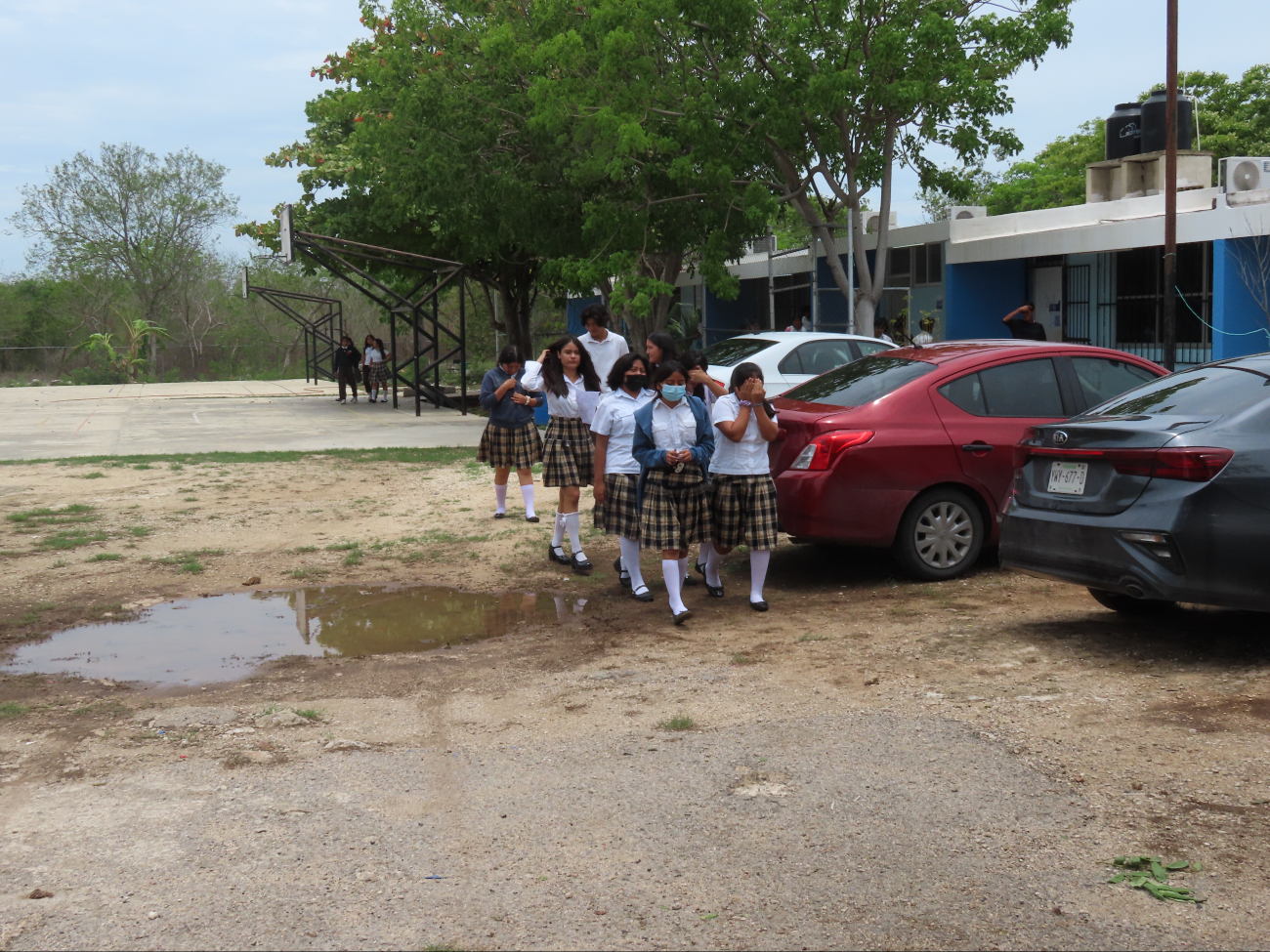 Los estudiantes se quedaron en sus casas por las lluvias Los estudiantes se quedaron en sus casas por las lluvias