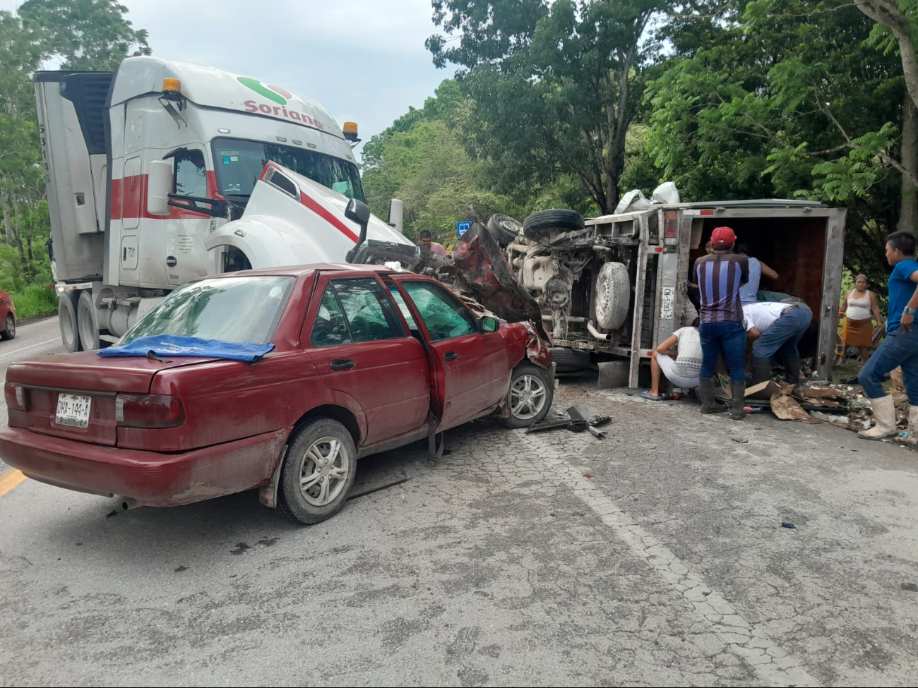 Conductor irresponsable ocasiona aparatoso choque en Escárcega; hay tres lesionados 