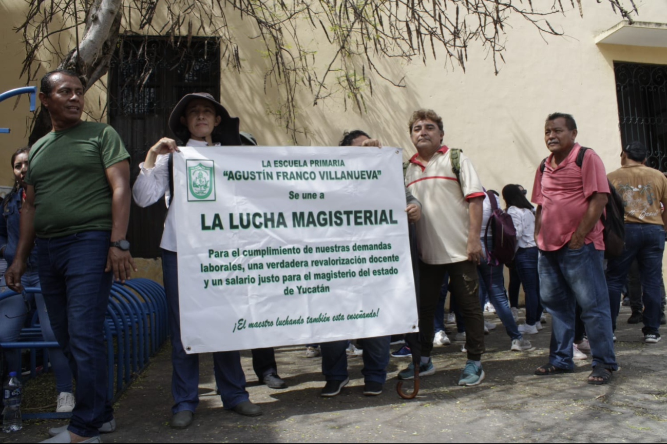 Maestros piden un aumento del 30% a su sueldo Maestros piden un aumento del 30% a su sueldo