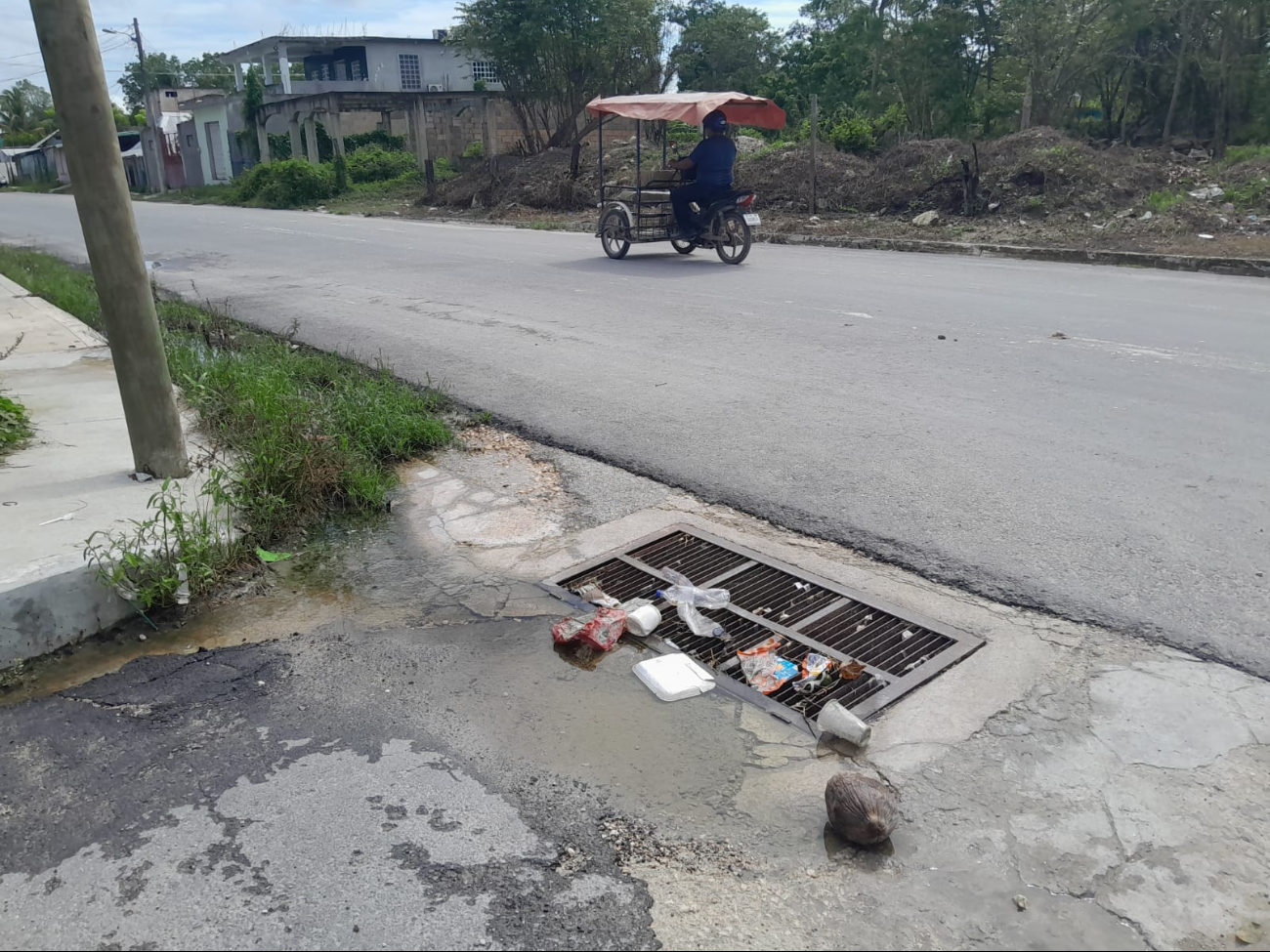 Solicitan a las autoridades municipales la limpieza de basura y maleza en los registros de drenaje Solicitan a las autoridades municipales la limpieza de basura y maleza en los registros de drenaje