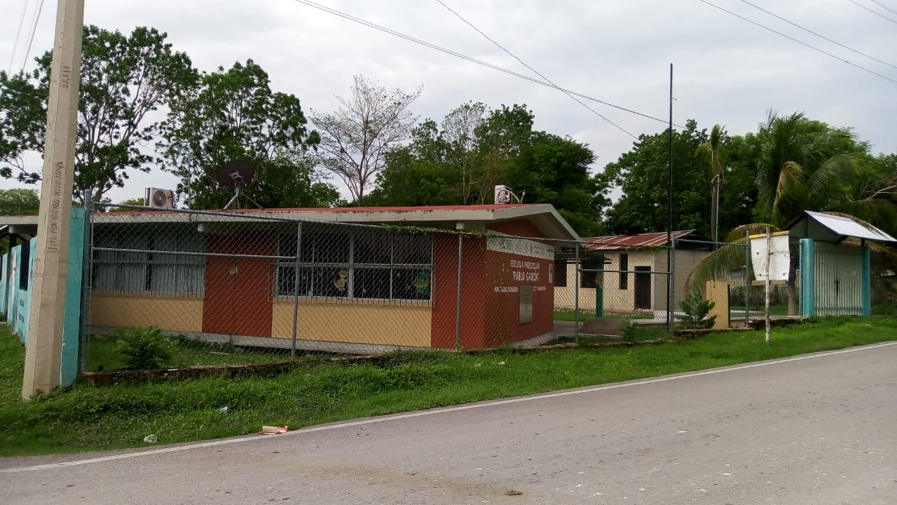Vecinos, preparados con machetes y hacas en caso de ser necesario Vecinos, preparados con machetes y hacas en caso de ser necesario