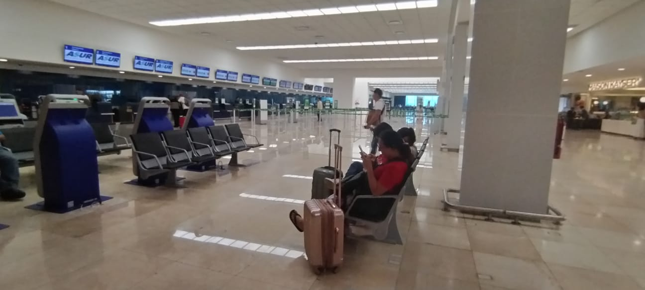 VivaAerobus deja varados a más de 30 pasajeros tras cancelar el vuelo CDMX-Mérida