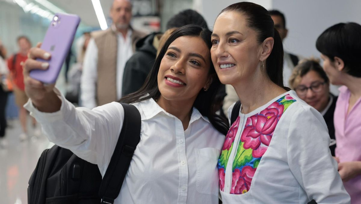 Se retrasa vuelo de Claudia Sheinbaum y aprovecha para tomarse fotos con simpatizantes