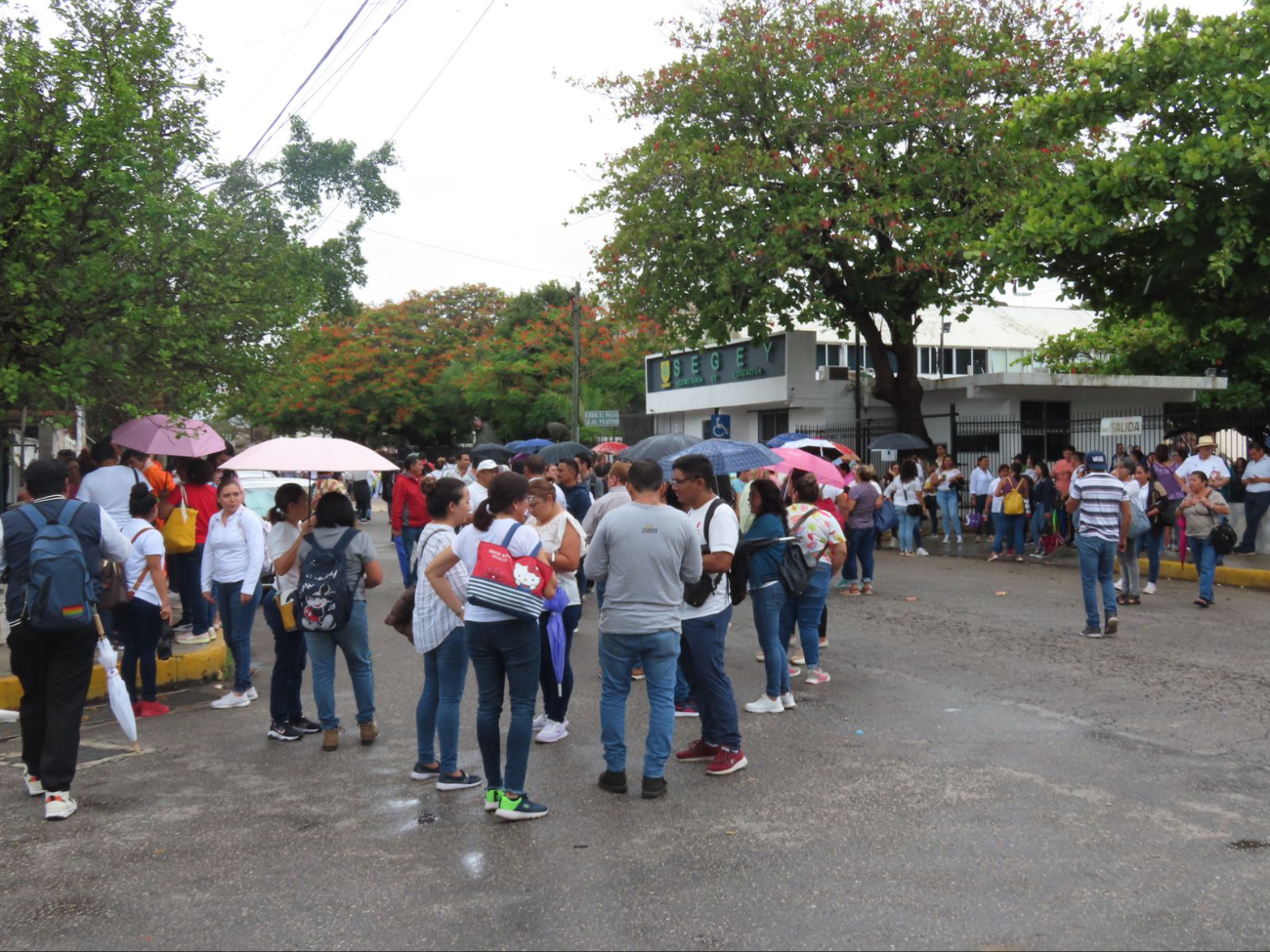 Maestros de la Sección 33 del SNTE en Mérida bloquean acceso a la Secretaría de Educación 