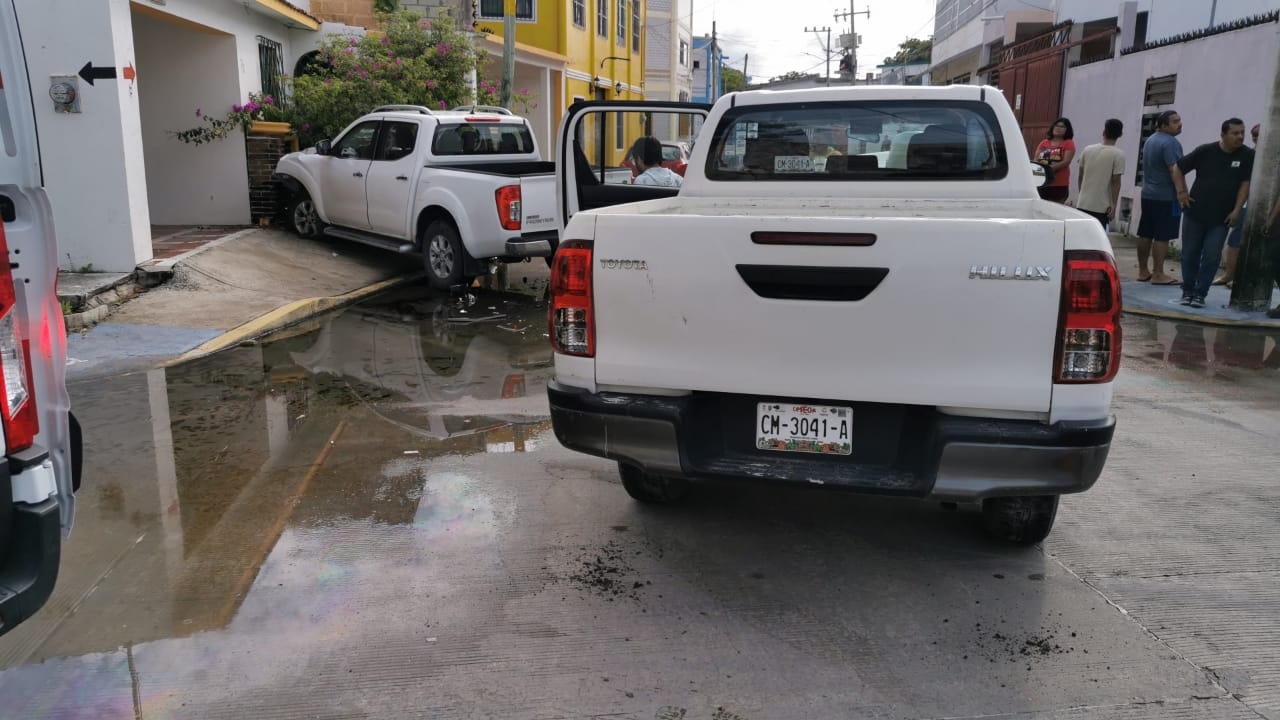 Proyectó al conductor de otra camioneta contra la barda de una casa Proyectó al conductor de otra camioneta contra la barda de una casa