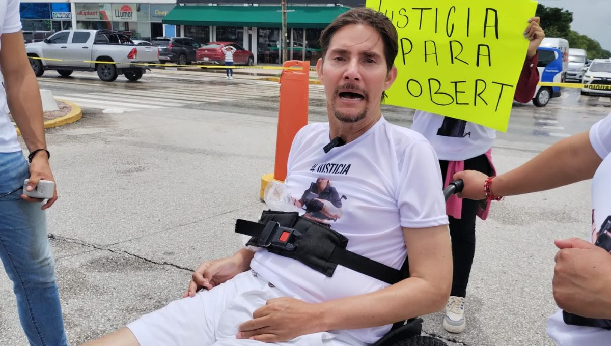 Cierran carretera para exigir justicia por Roberto González, hombre que terminó cuadrapléjico tras ataque en Playa del Carmen