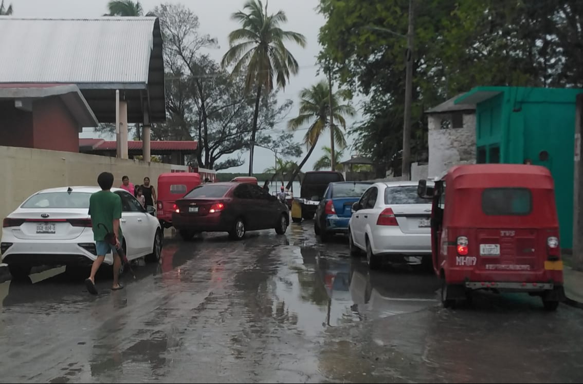 Piden extremar precauciones en Sabancuy por zona de baja presión; continuarán las lluvias 