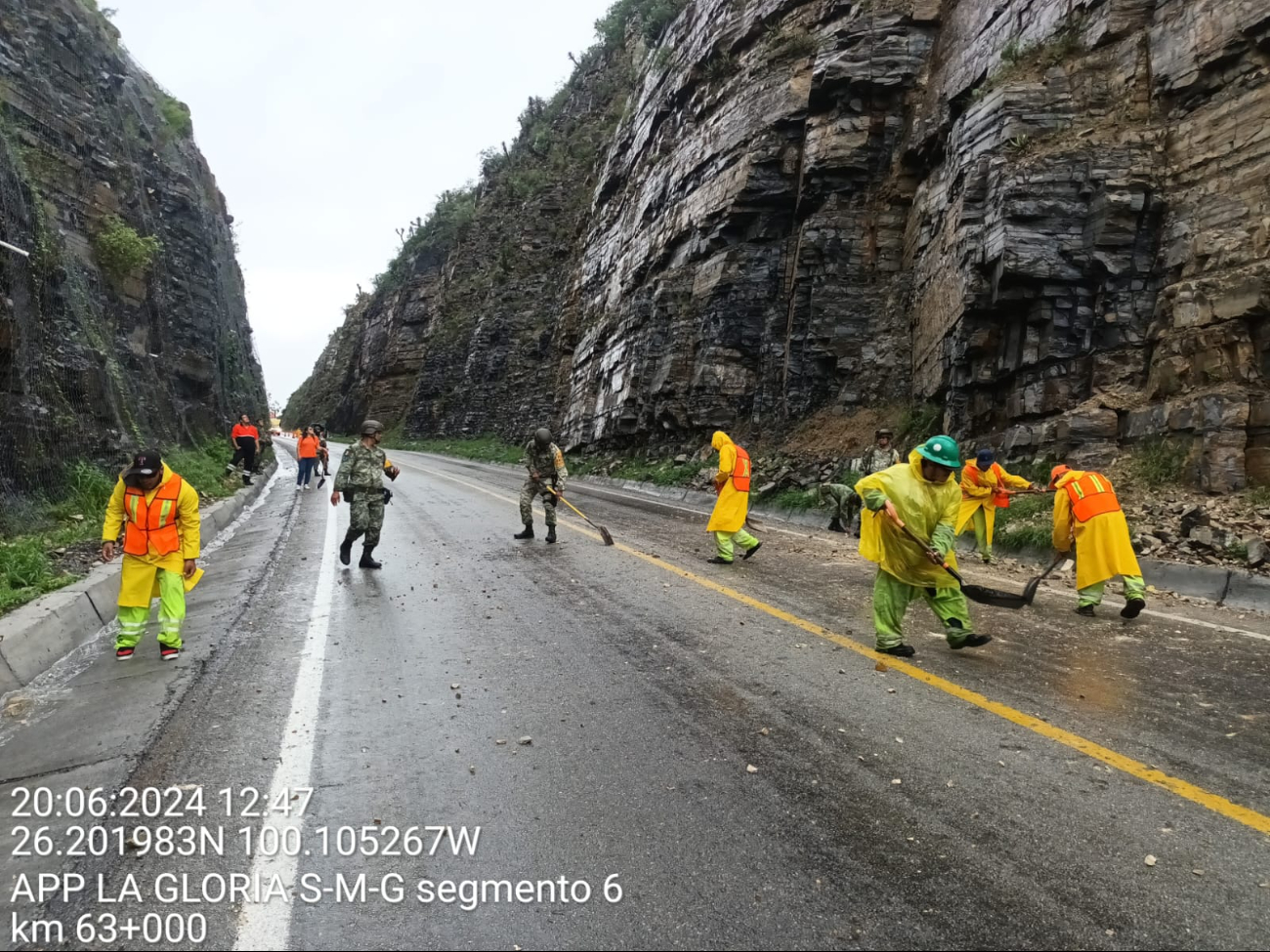 Trabajadores de la SICT recuperan una carretera afectada por la Tormenta Tropical Alberto Trabajadores de la SICT recuperan una carretera afectada por la Tormenta Tropical Alberto