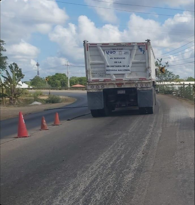 Camión detenido durante el retén en José María Morelos Camión detenido durante el retén en José María Morelos