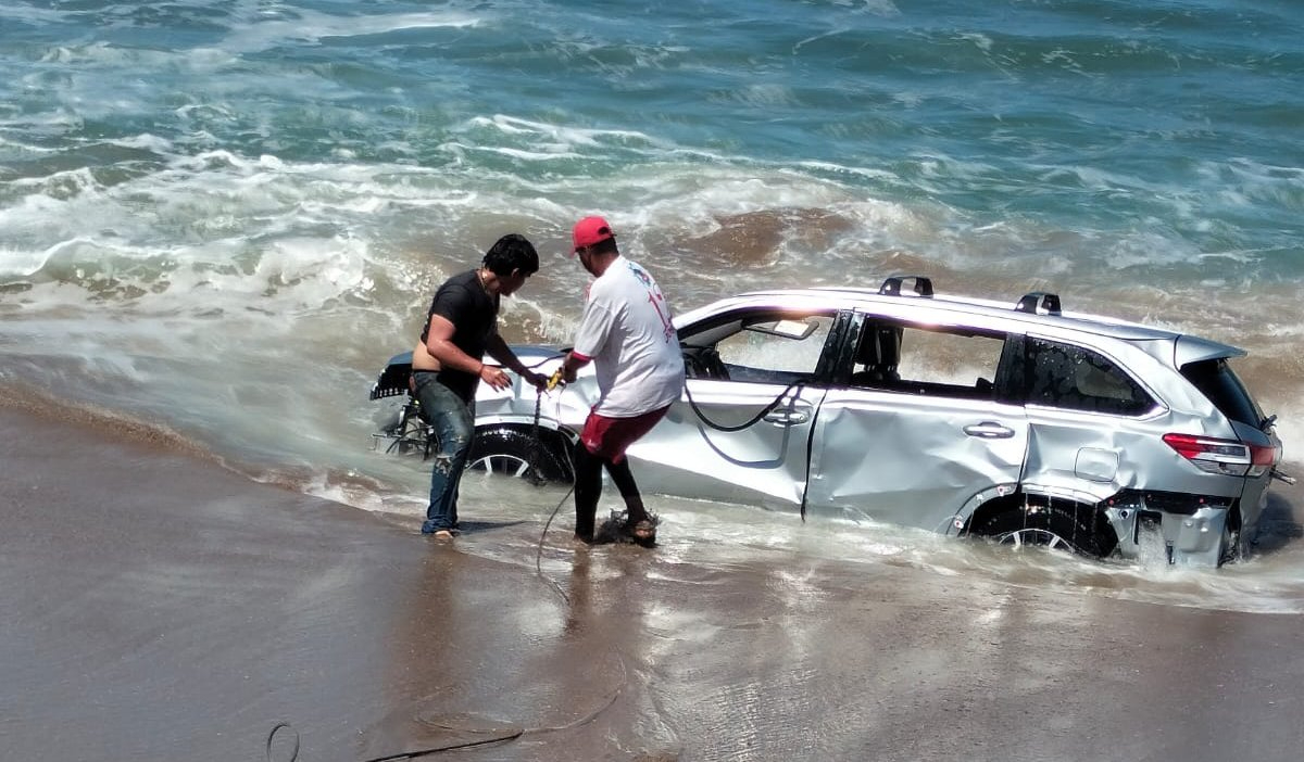 Rescatan camioneta en Playa El Delfín en Mazatlán