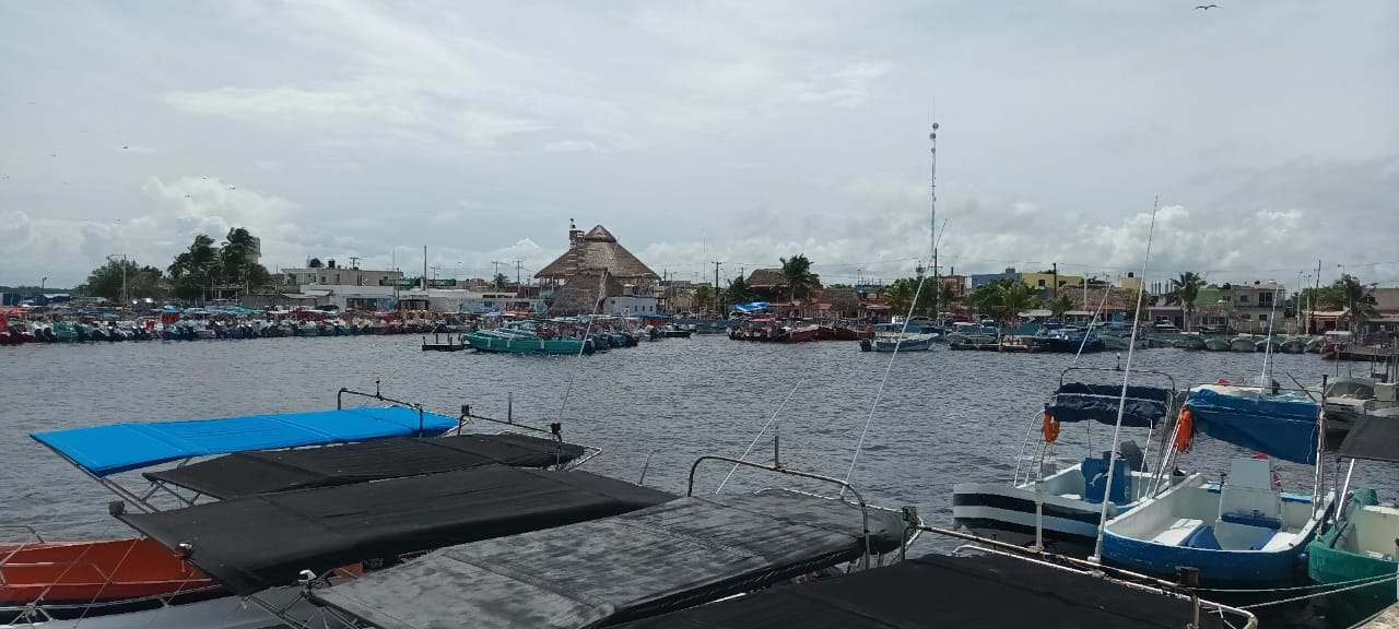 Desde el domingo que comenzaron los aguaceros sólo han podido laborar los ferrys que realizan los cruces entre Chiquilá así como Holbox
