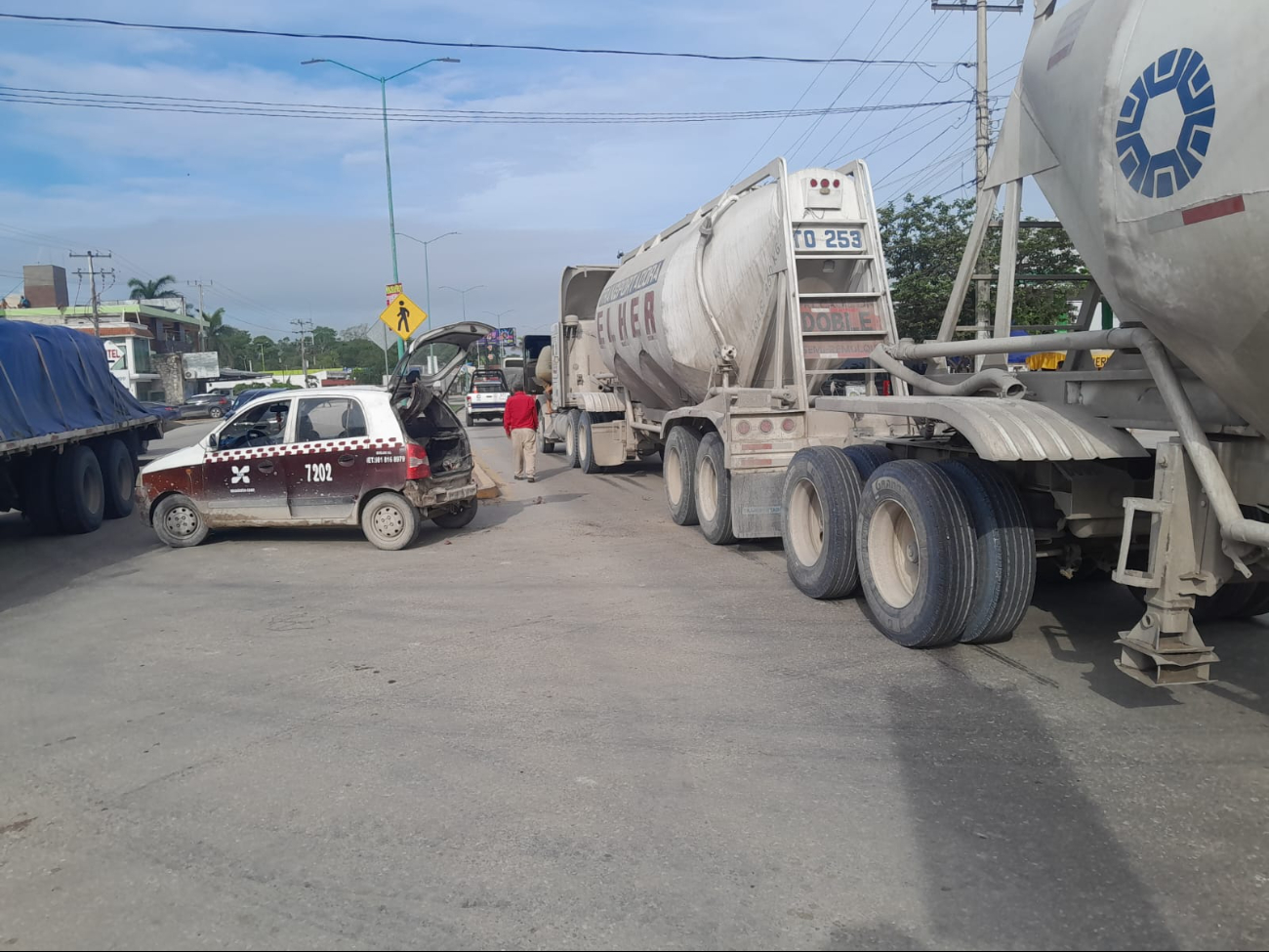 El tráiler se orilló demasiado al hacer un retorno, impactando al taxi estacionado El tráiler se orilló demasiado al hacer un retorno, impactando al taxi estacionado