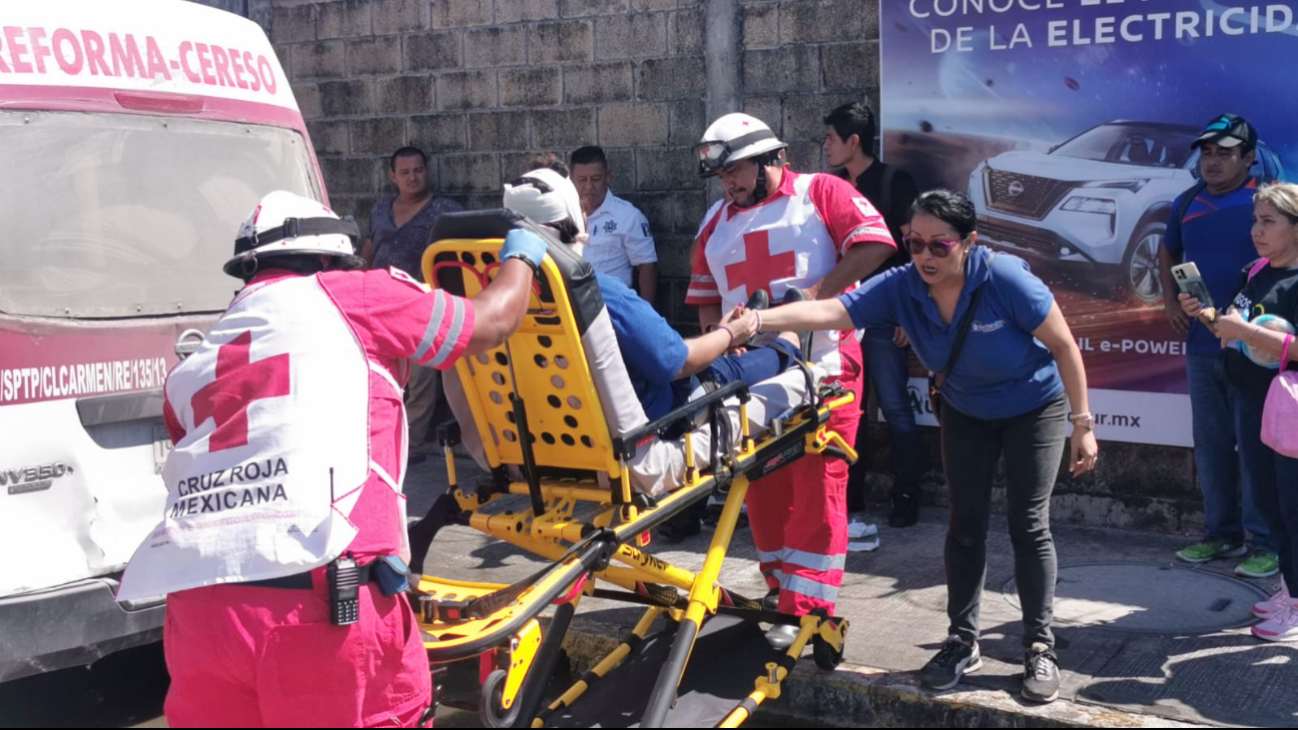 Puerta de la combi se abrió inesperadamente en una curva Puerta de la combi se abrió inesperadamente en una curva