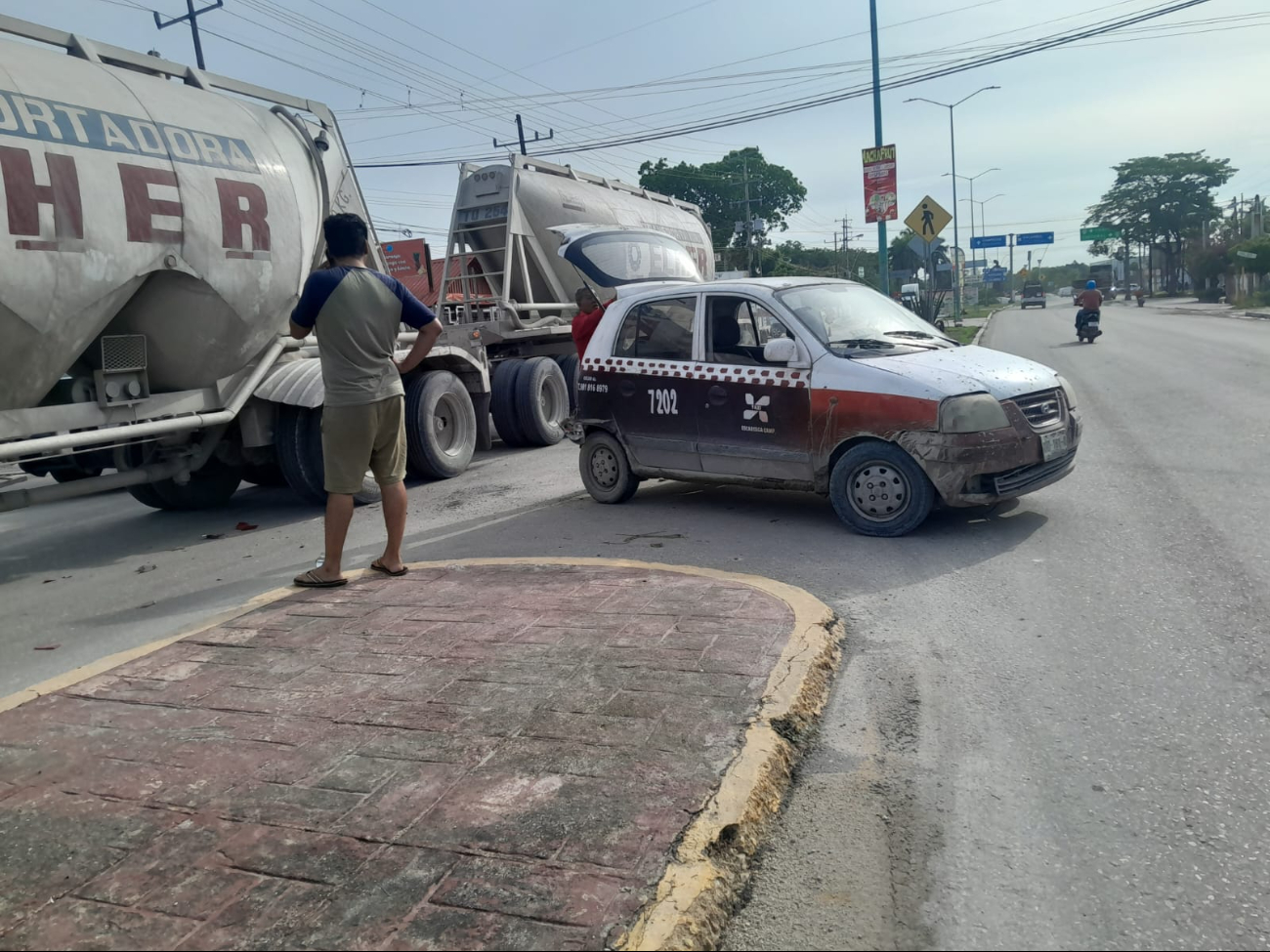 Tráiler Kenworth blanco con dos contenedores y taxi Hyundai Atos rojo con blanco Tráiler Kenworth blanco con dos contenedores y taxi Hyundai Atos rojo con blanco