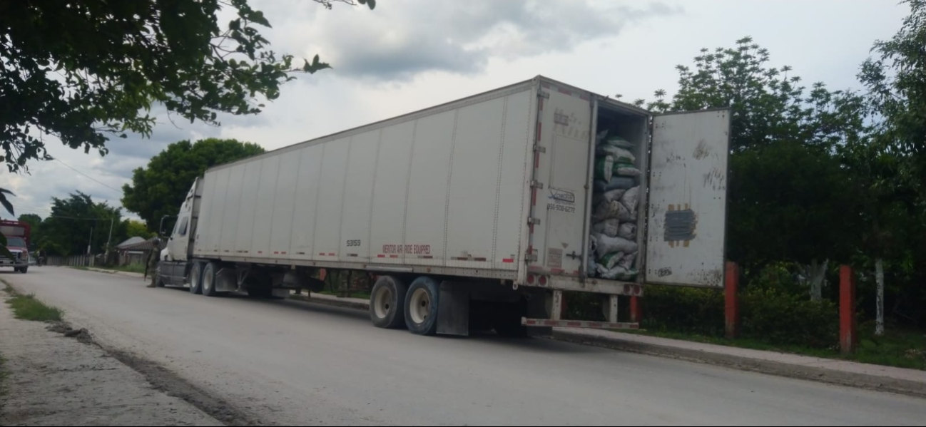 Militares aseguran tráiler sobrecargado con carbón vegetal en Escárcega