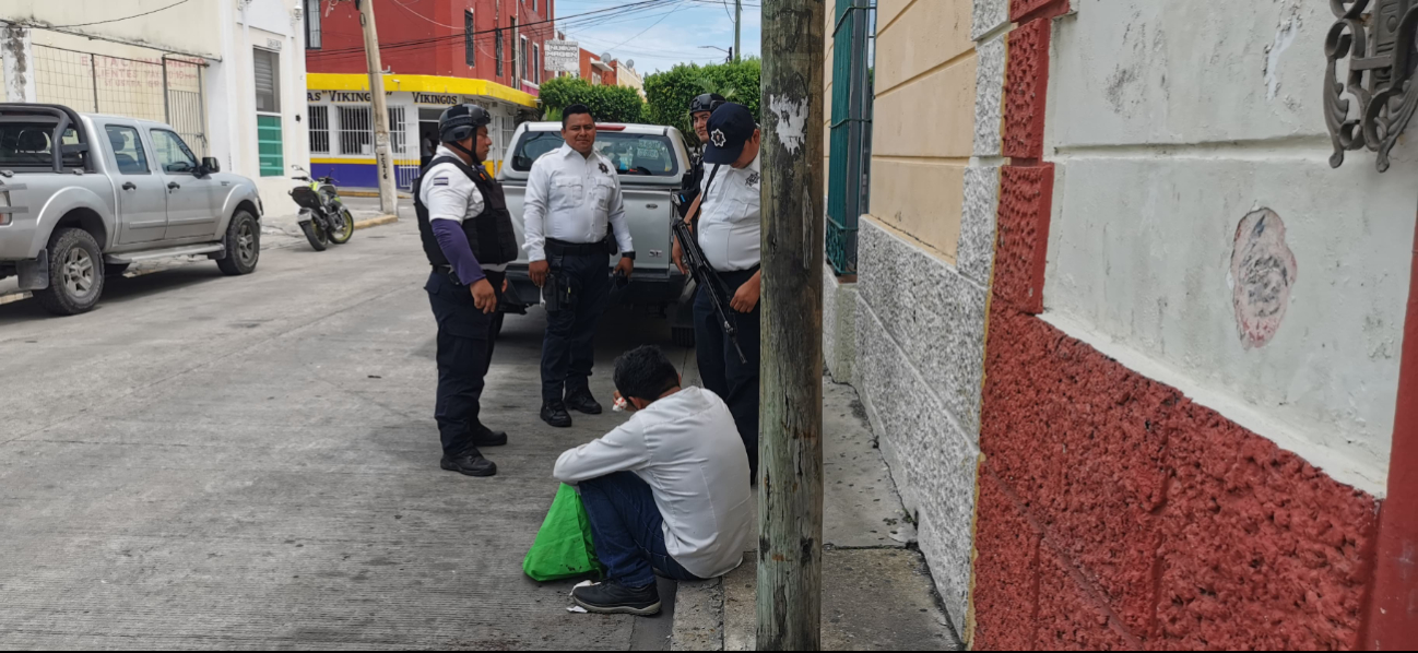 Agentes de seguridad resguardan al hombre lesionado Agentes de seguridad resguardan al hombre lesionado