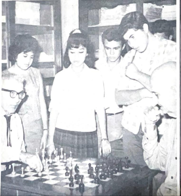 El destacado ajedrecista jugando con un amigo en el club universitario que lleva su nombre, mientras jóvenes estudiantes le observan El destacado ajedrecista jugando con un amigo en el club universitario que lleva su nombre, mientras jóvenes estudiantes le observan