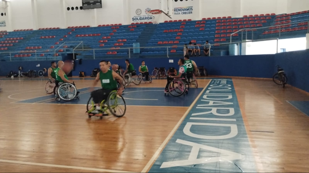 Deportistas calientan previo a la entrega de medallas en Playa del Carmen Deportistas calientan previo a la entrega de medallas en Playa del Carmen