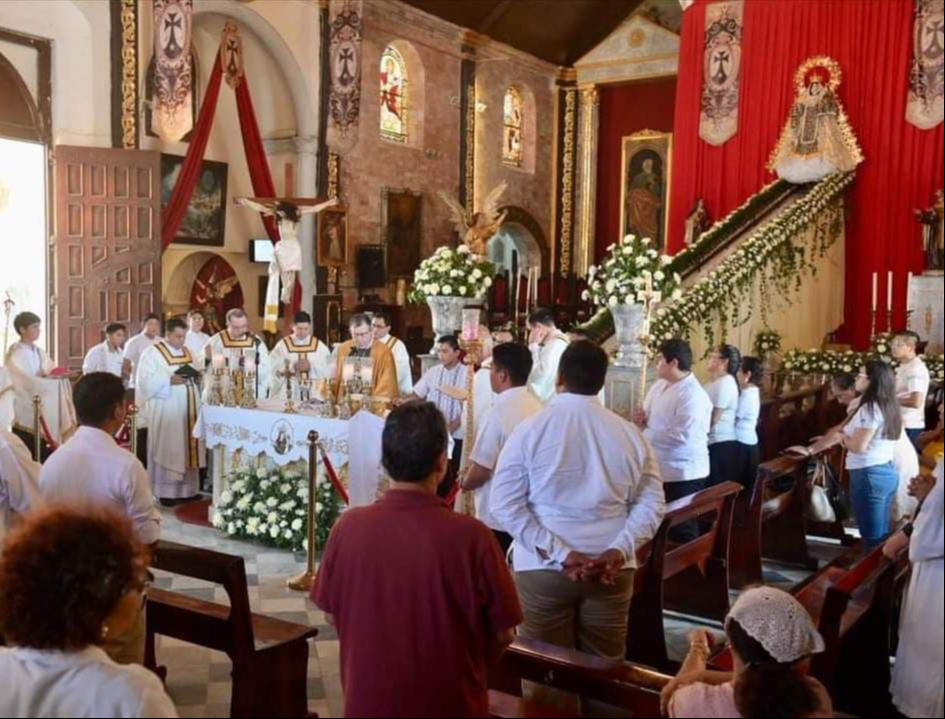El descenso de la figura inició antes de las seis de la tarde para ofrecérsele una misa. El descenso de la figura inició antes de las seis de la tarde para ofrecérsele una misa.