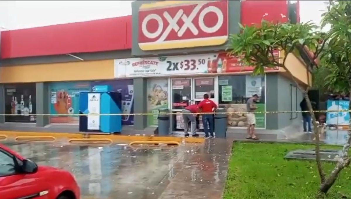 Aguacero provoca derrumbe del techo de un Oxxo en Mérida