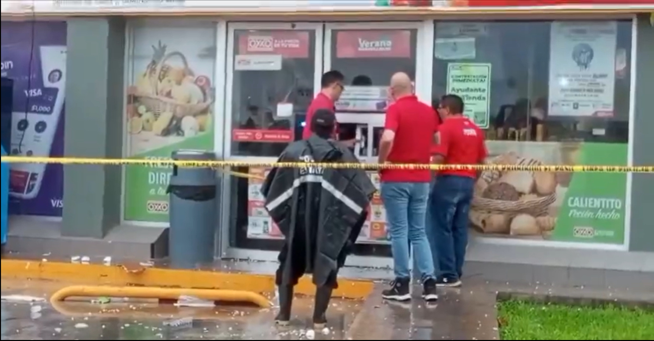 Empleados del Oxxo La Perla revisan los daños en el inmueble Empleados del Oxxo La Perla revisan los daños en el inmueble
