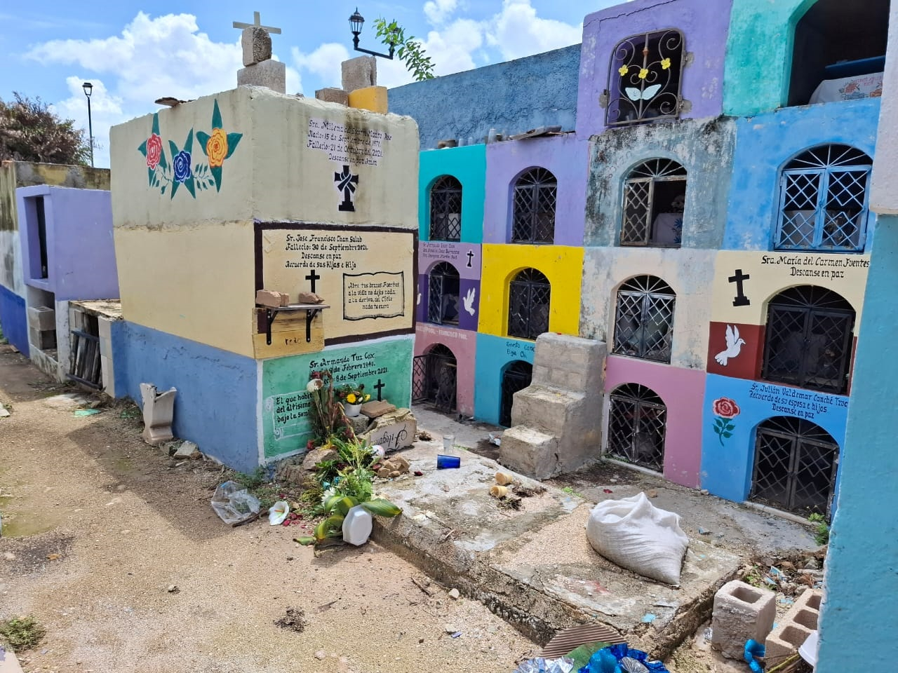 Pobladores de Pomuch exigen limpieza del cementerio; temen brote de dengue 