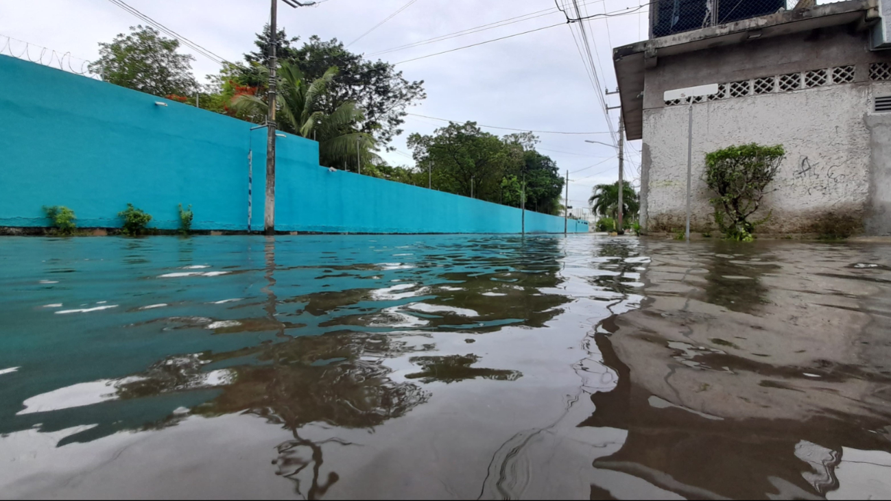 Los aguaceros generaron que la basura obstruyera el sistema de drenaje de la ciudad Los aguaceros generaron que la basura obstruyera el sistema de drenaje de la ciudad
