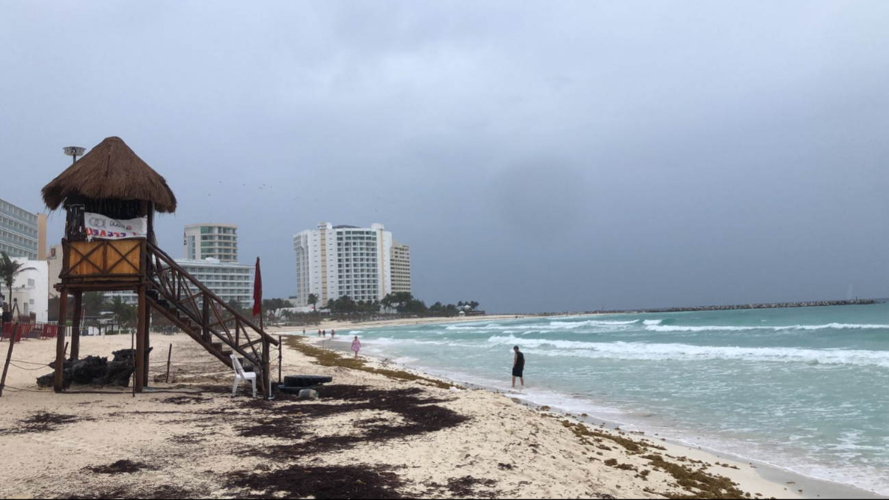 Al menos 30 personas acudieron a la playa Delfines este domingo Al menos 30 personas acudieron a la playa Delfines este domingo