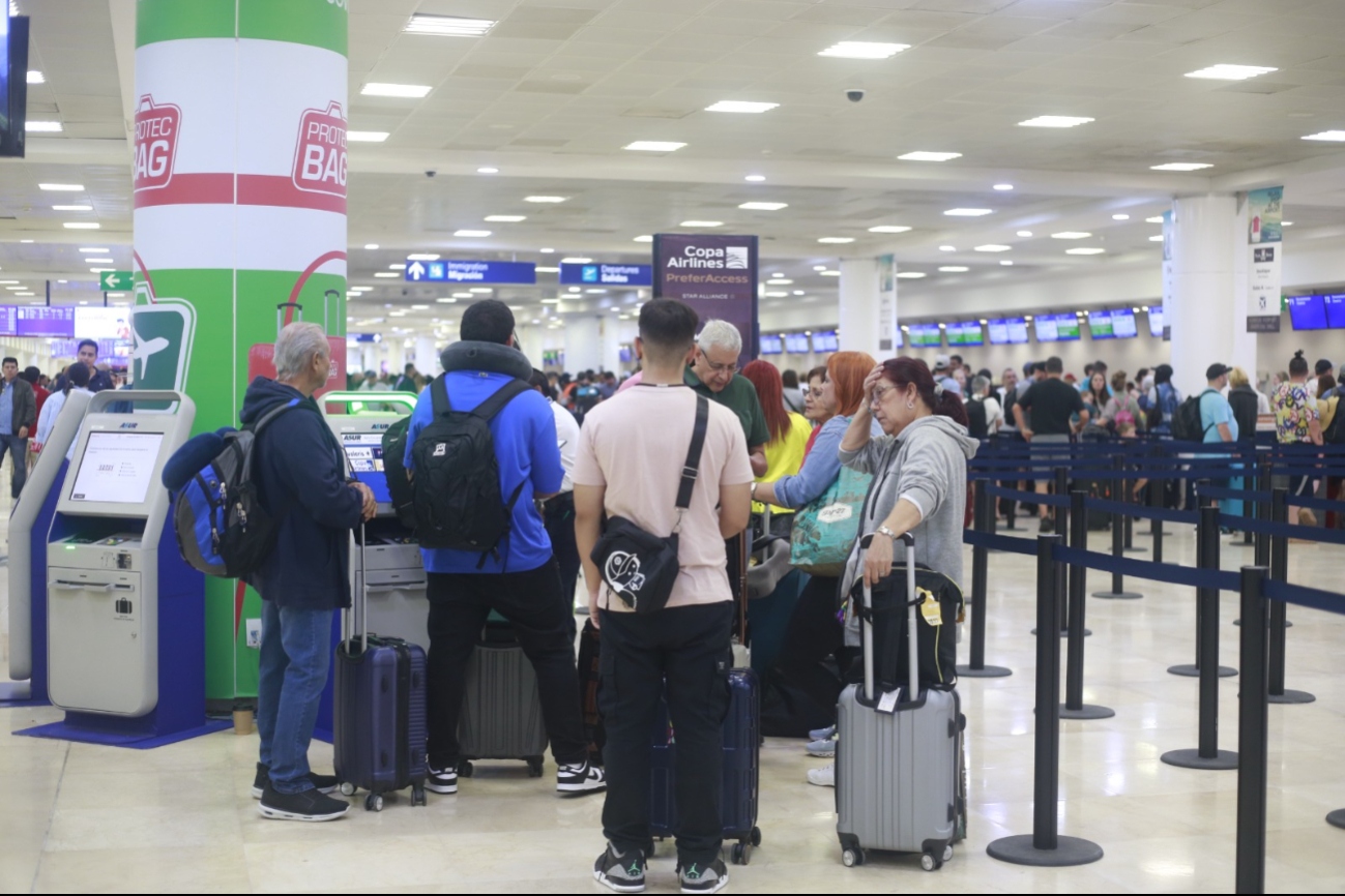 Pasajeros en el Aeropuerto Internacional de Cancún Pasajeros en el Aeropuerto Internacional de Cancún