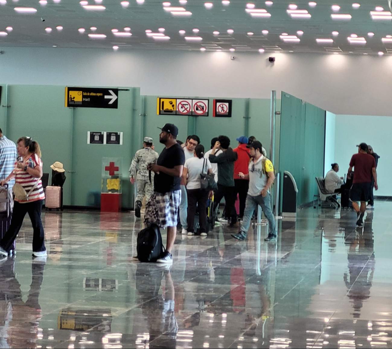 Pasajeros en el Aeropuerto Internacional de Chetumal Pasajeros en el Aeropuerto Internacional de Chetumal