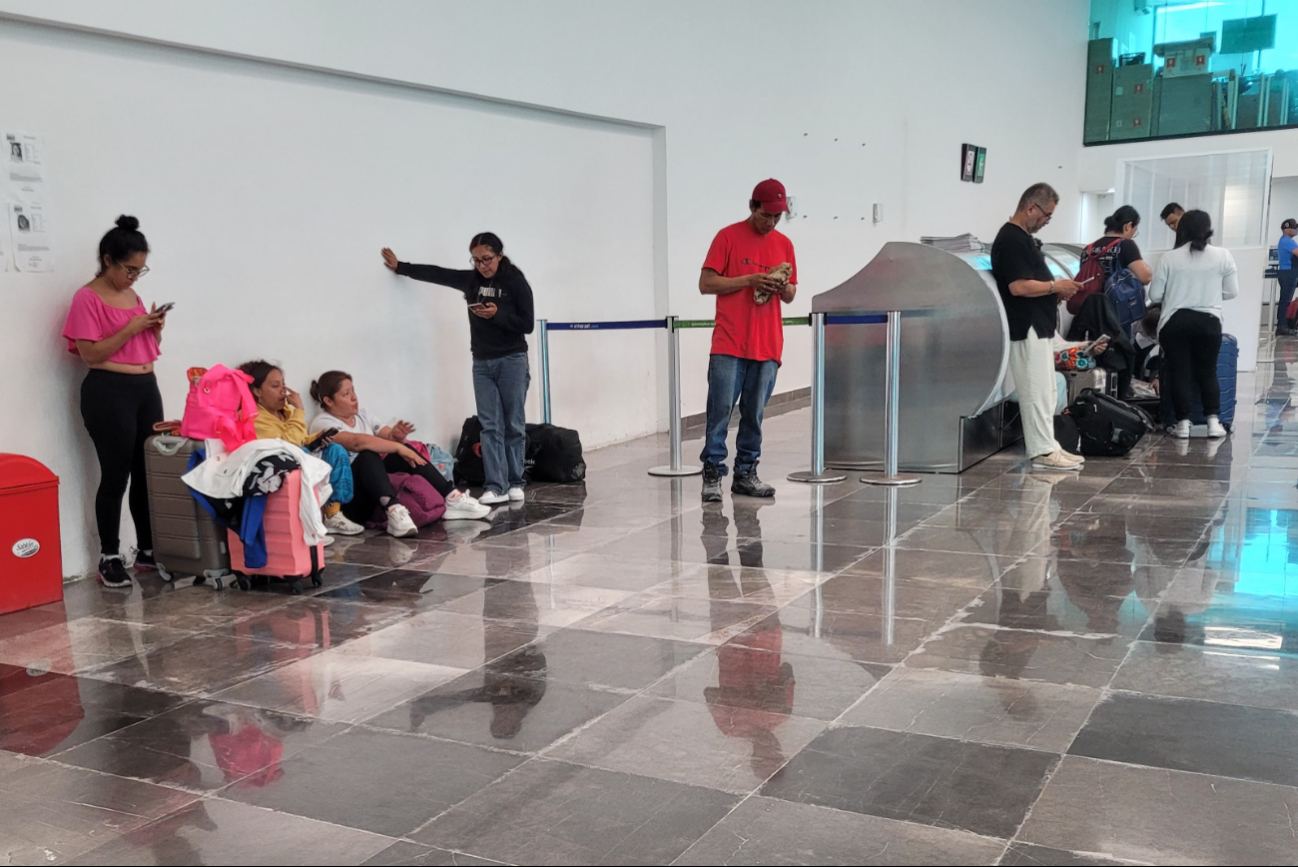 Pasajeros esperan por abordar su vuelo en el Aeropuerto Internacional de Chetumal Pasajeros esperan por abordar su vuelo en el Aeropuerto Internacional de Chetumal