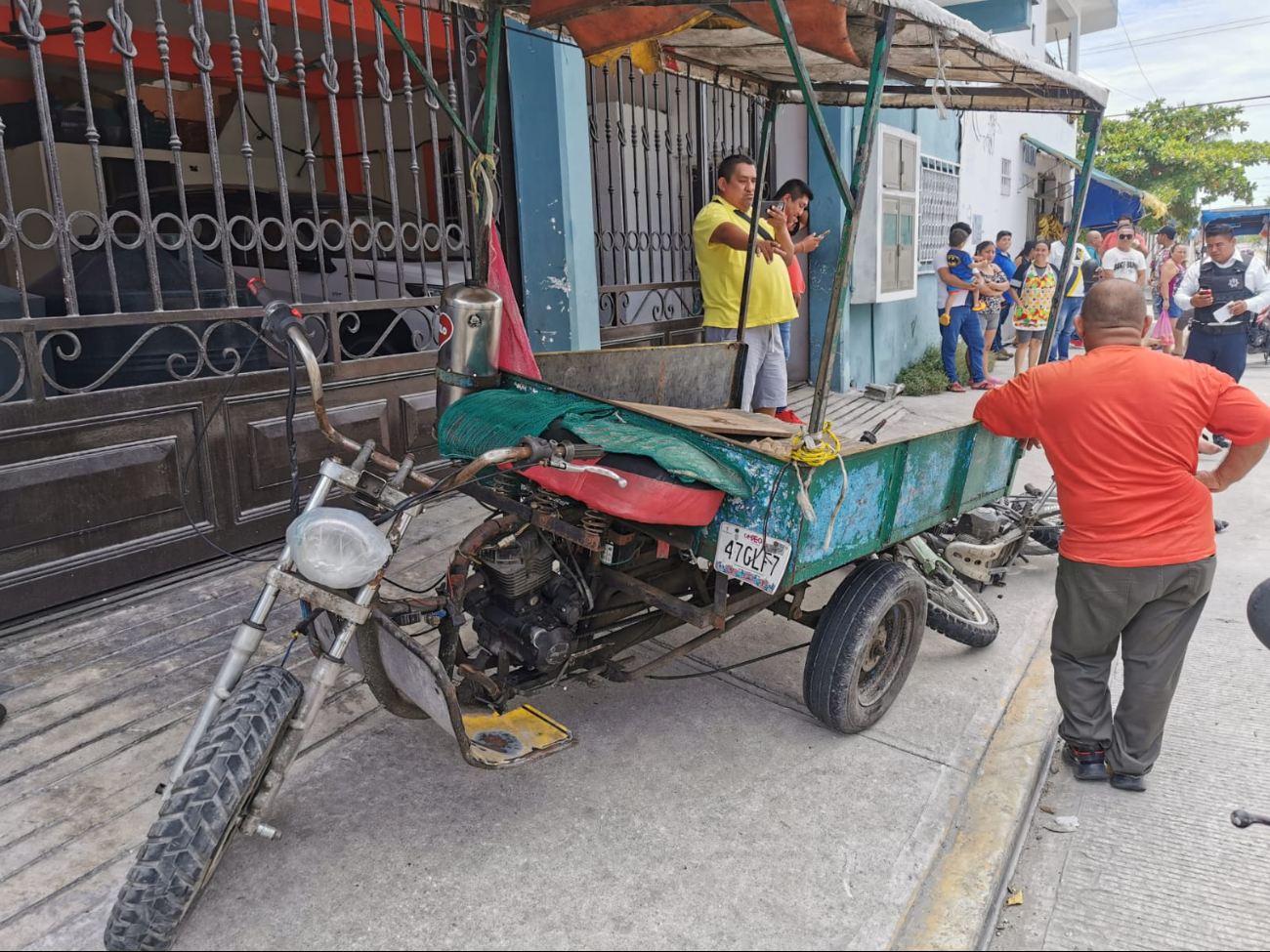 Presuntamente el motocarro salió sin precaución Presuntamente el motocarro salió sin precaución