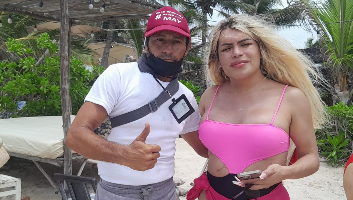 Wendy Guevara junto a un fanático en Progreso Wendy Guevara junto a un fanático en Progreso